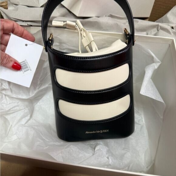 Alexander McQueen Mini The Rise Leather Bucket Bag - Picture 10 of 11